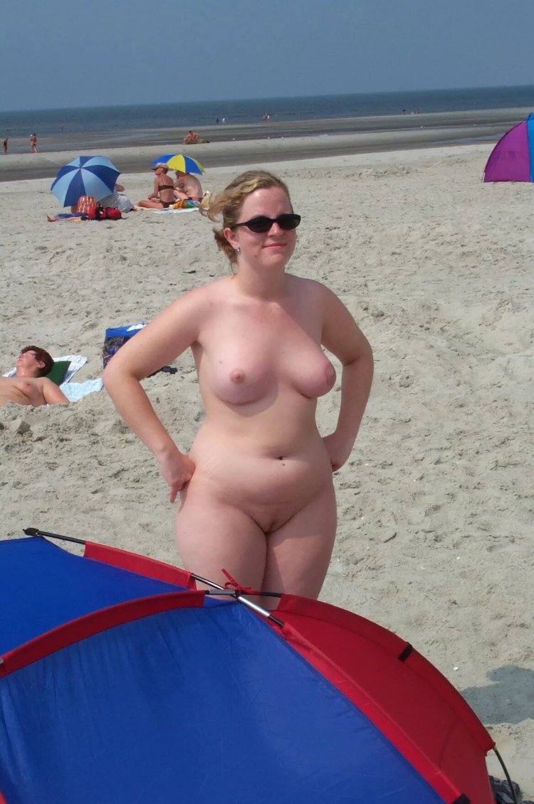 Nudist with wide hips