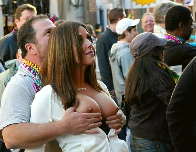 The girl shows boobs passers -by