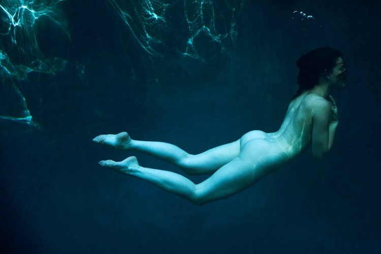 Underwater erotic shootings