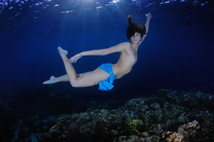 Underwater shooting nude