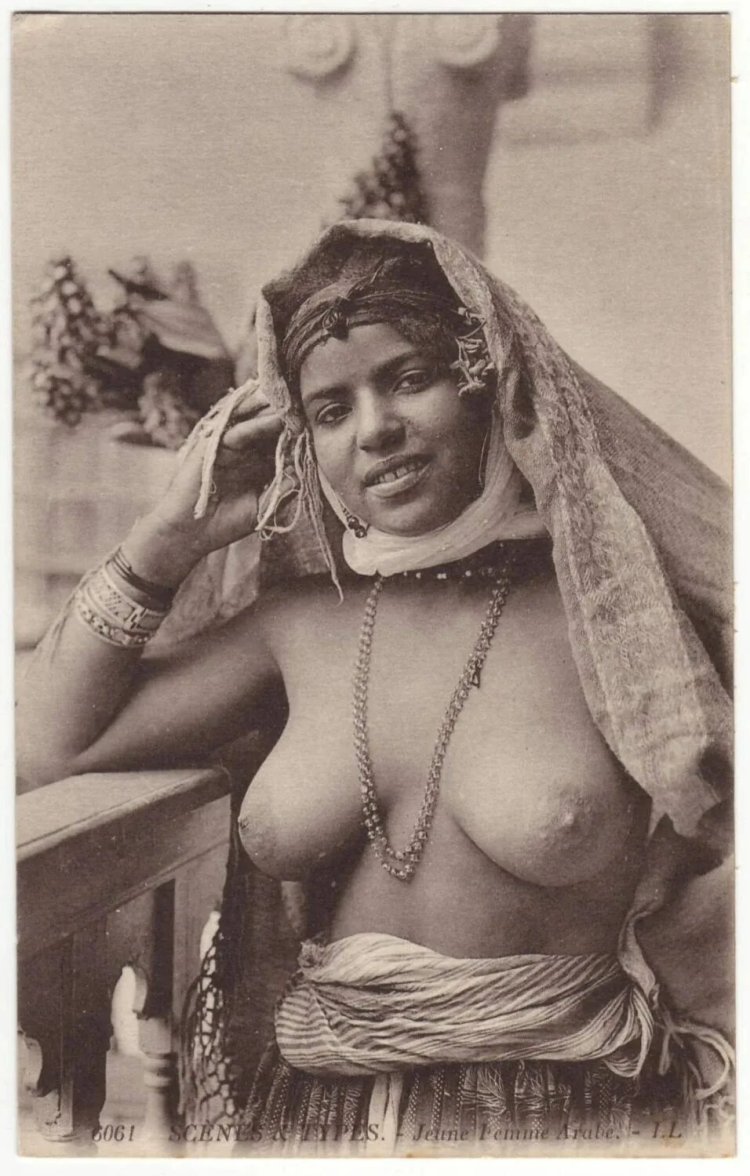 Naked Berber women