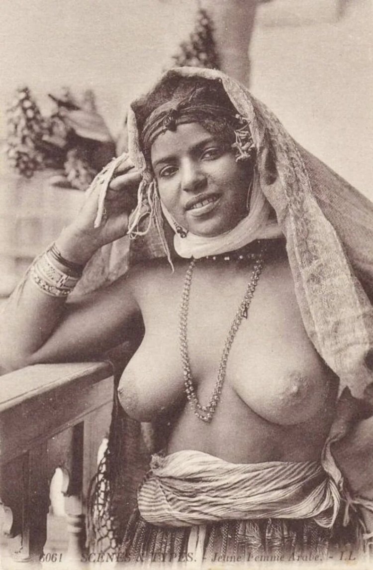 Naked Berber women