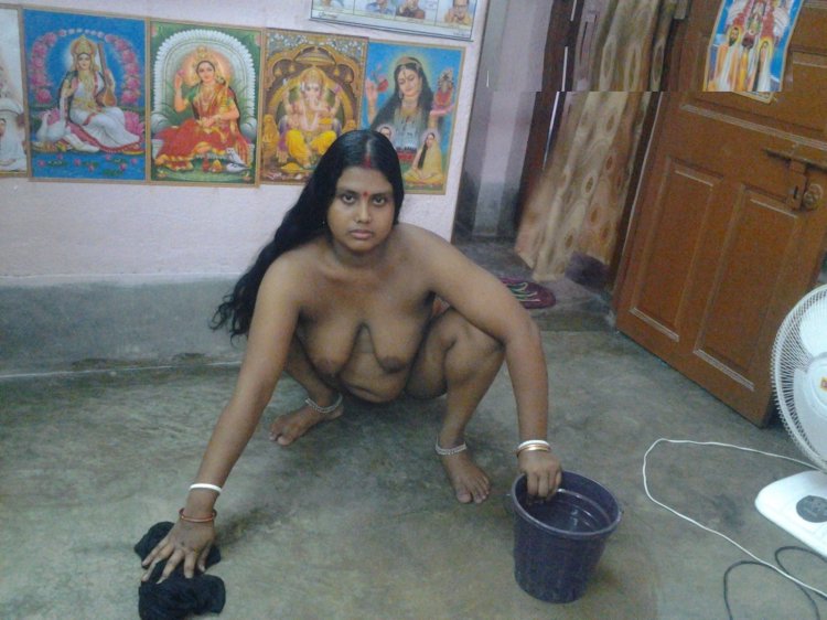 Naked Indian maid