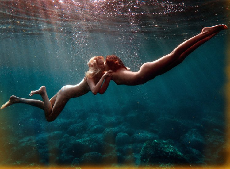 Underwater shooting nude