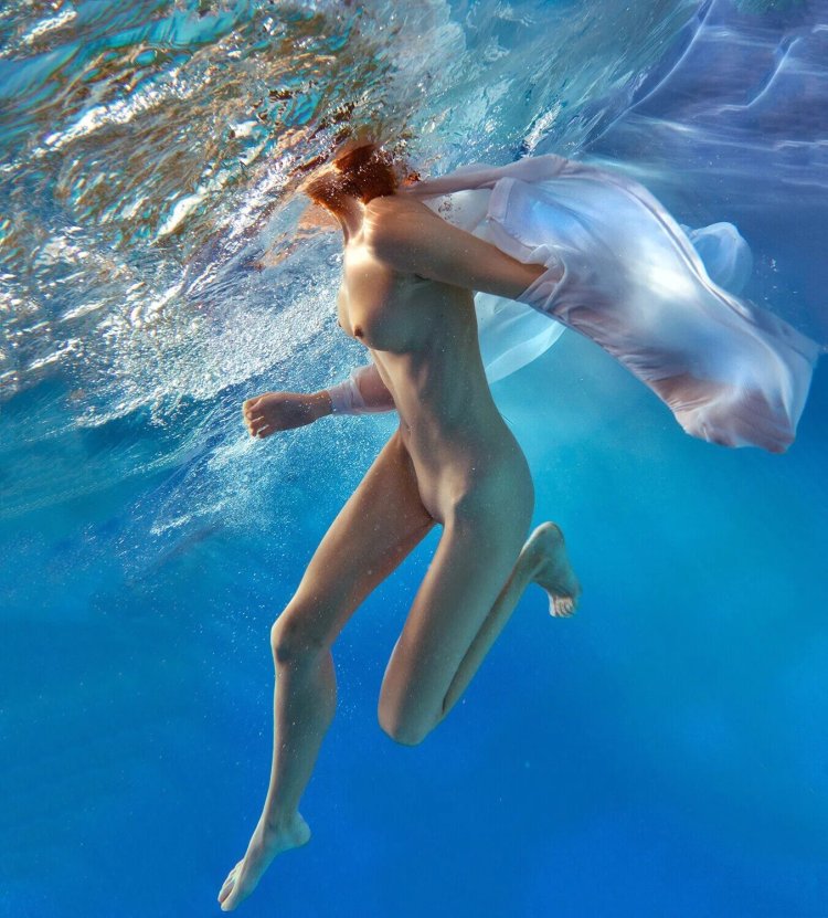 Naked beauties underwater