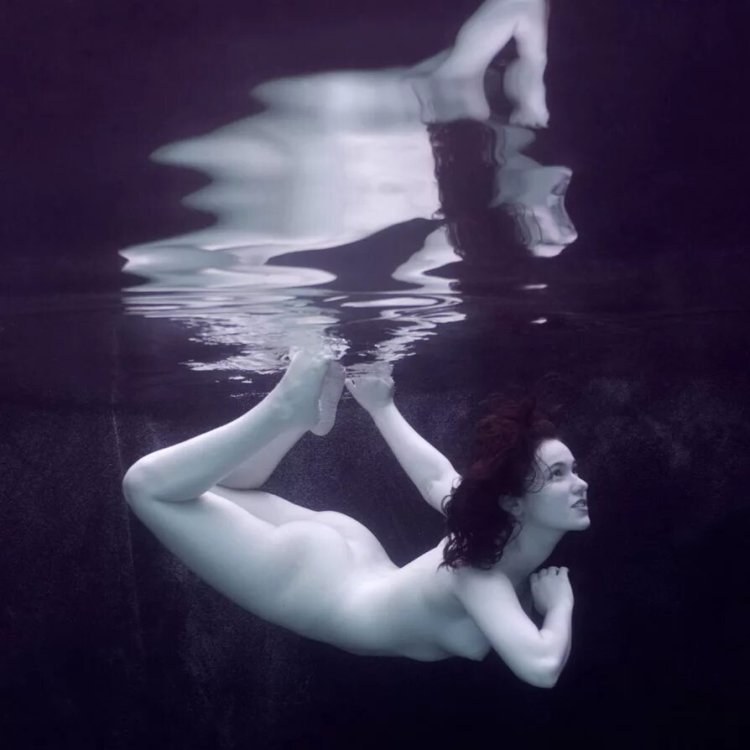 Naked photo shoot underwater