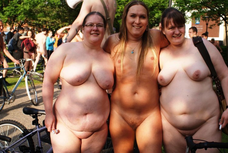 Group of thick naked women