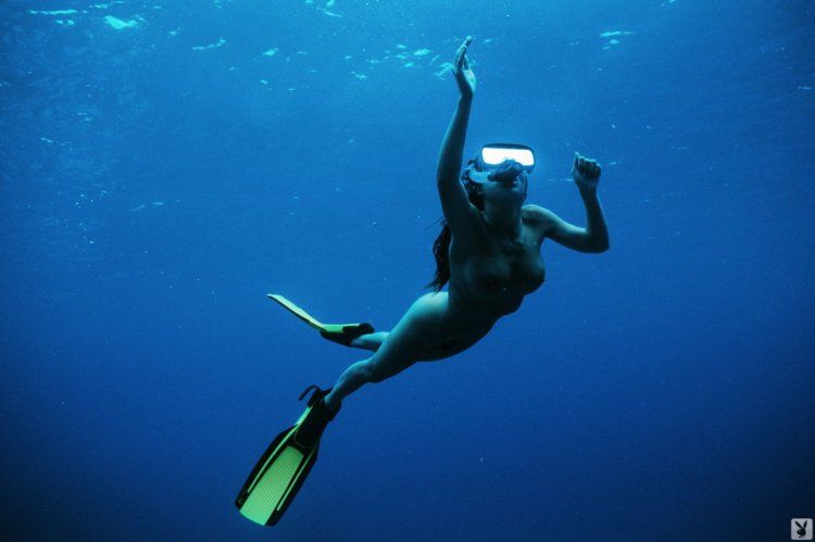 Submarine swimming women naked